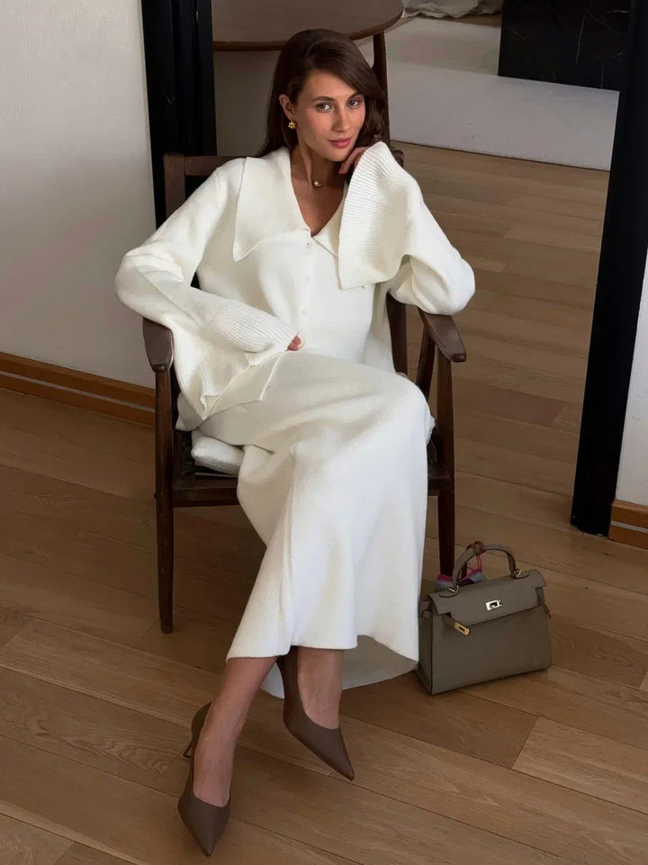 Damstickad ensemble med eleganta knapppdetaljer och vida kjol Mirla-Eva Jonsson