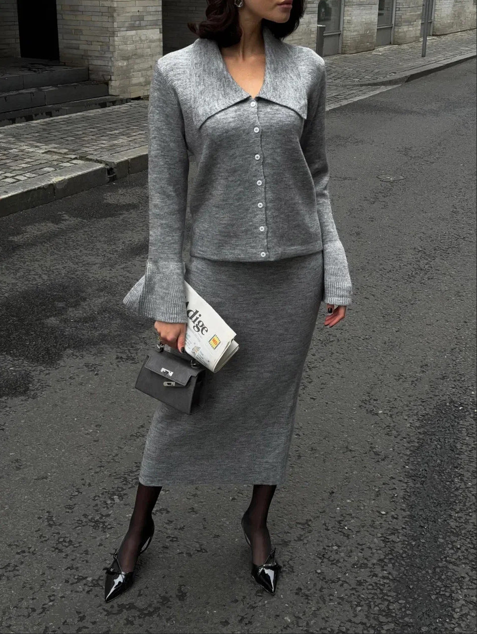 Damstickad ensemble med eleganta knapppdetaljer och vida kjol Mirla-Eva Jonsson
