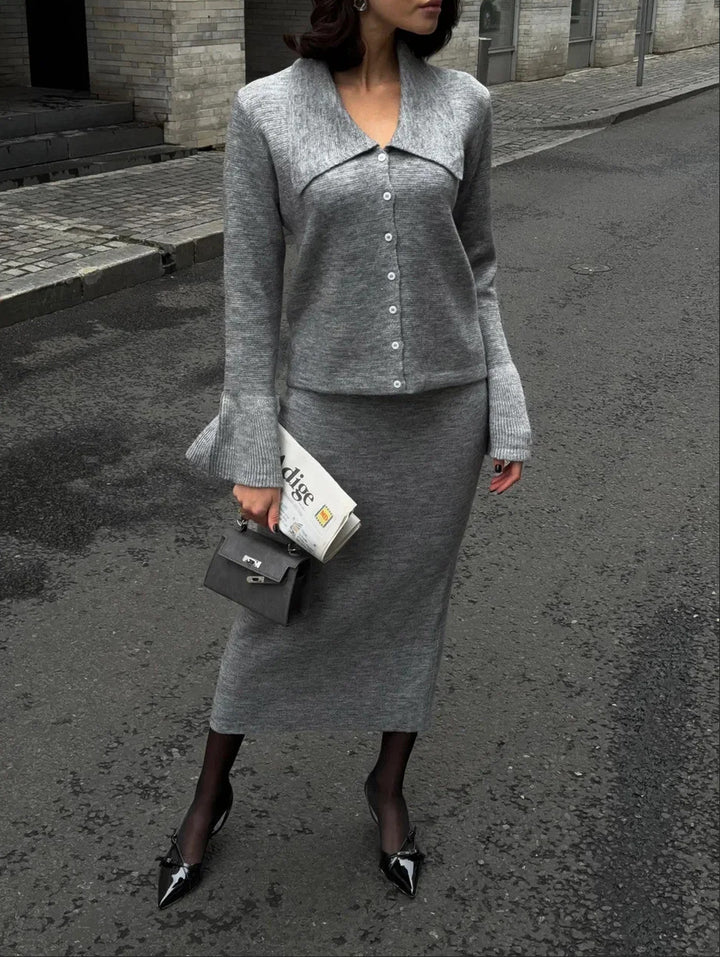 Damstickad ensemble med eleganta knapppdetaljer och vida kjol Mirla-Eva Jonsson