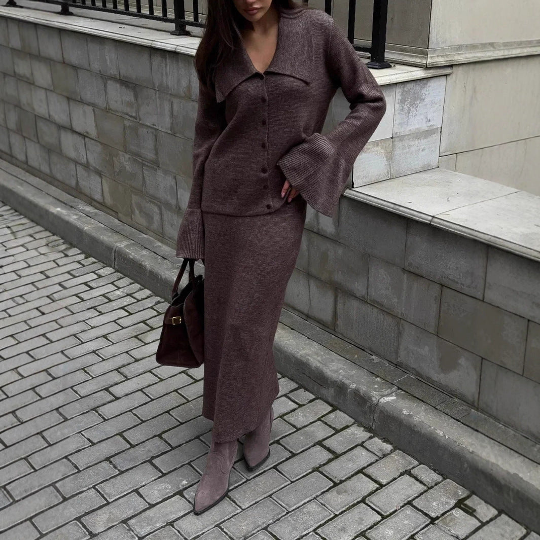 Damstickad ensemble med eleganta knapppdetaljer och vida kjol Mirla-Eva Jonsson