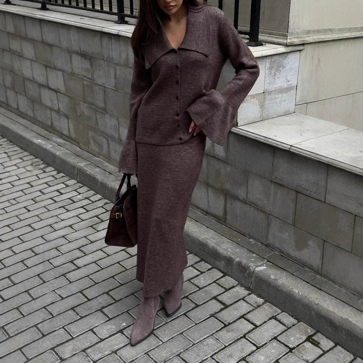 Damstickad ensemble med eleganta knapppdetaljer och vida kjol Mirla-Eva Jonsson