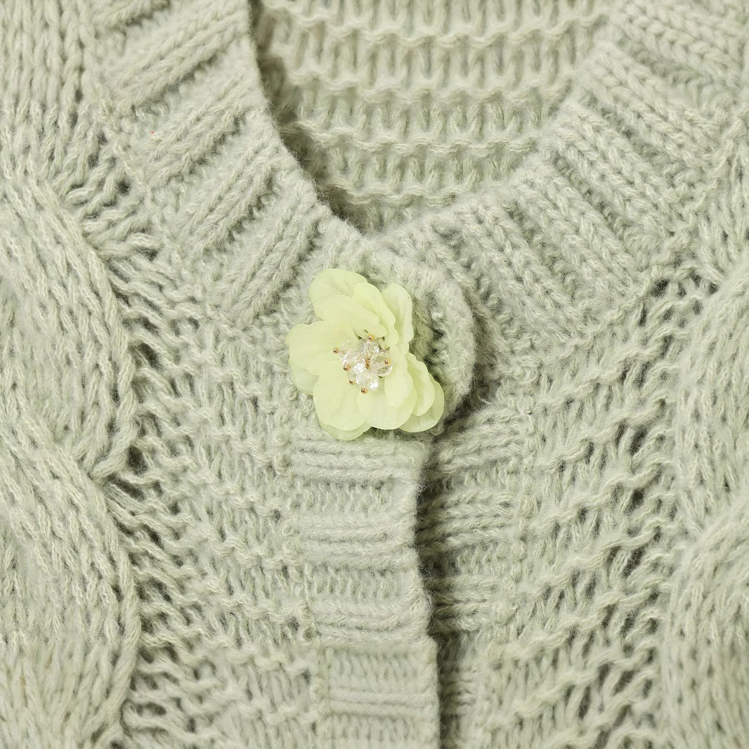 Damstickad jacka med blommigt knapppdetalj Mirla-Eva Jonsson