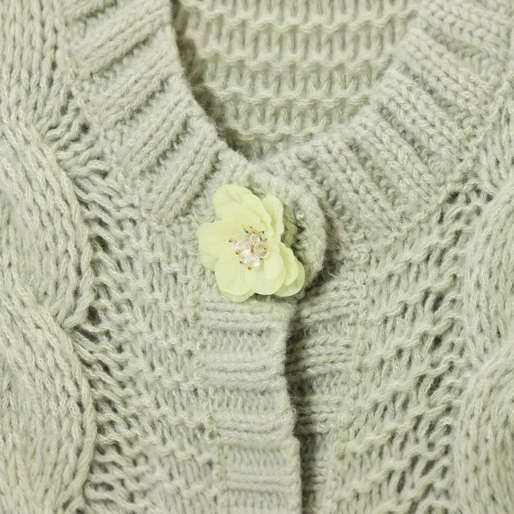 Damstickad jacka med blommigt knapppdetalj Mirla-Eva Jonsson