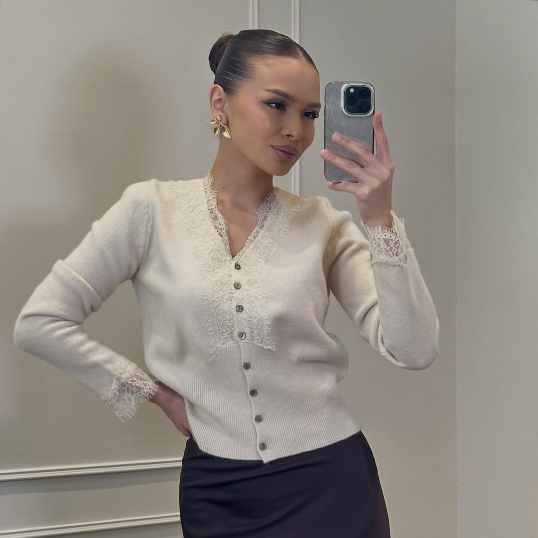 Damstickad jacka med elegant spetsprydnad Mirla-Eva Jonsson