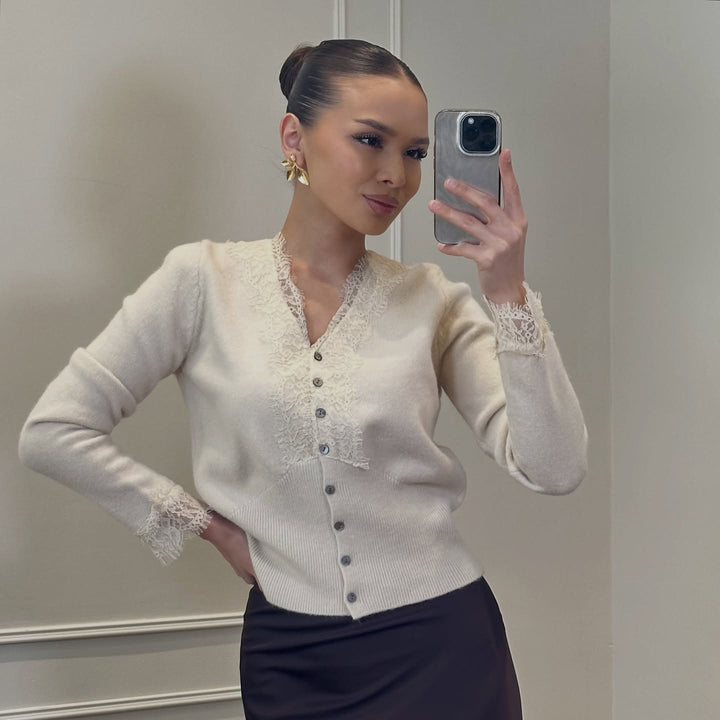 Damstickad jacka med elegant spetsprydnad Mirla-Eva Jonsson