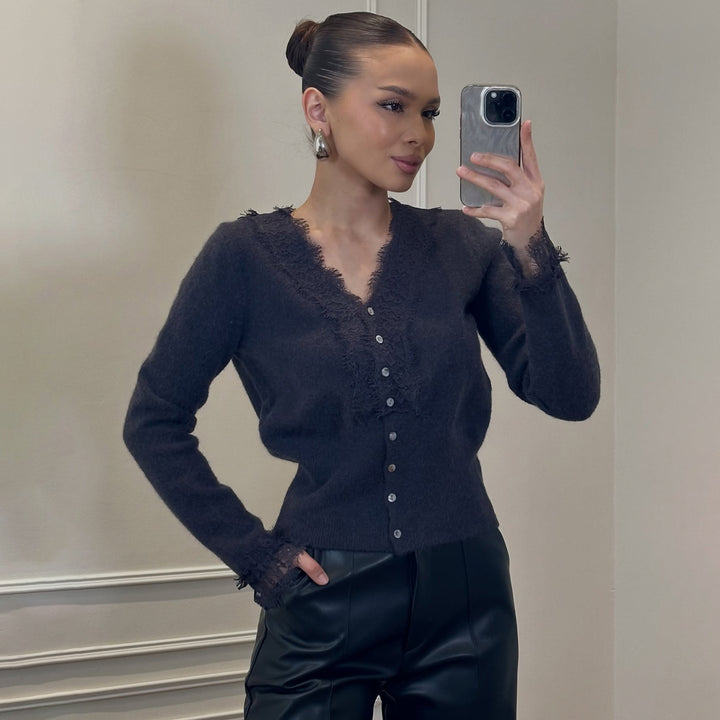Damstickad jacka med elegant spetsprydnad Mirla-Eva Jonsson
