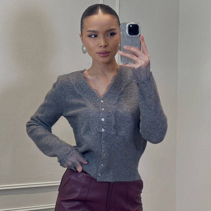 Damstickad jacka med elegant spetsprydnad Mirla-Eva Jonsson