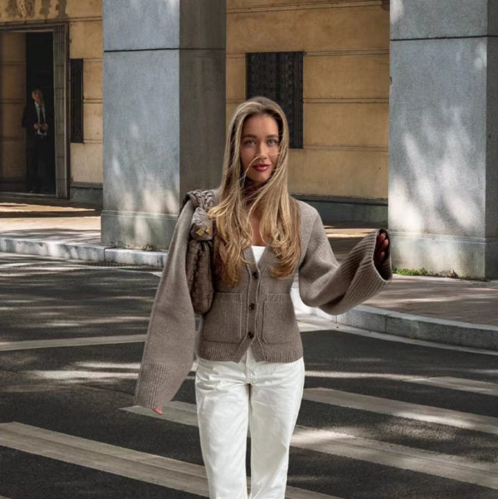 Damstickad jacka med eleganta detaljer och avslappnad passform Mirla-Eva Jonsson