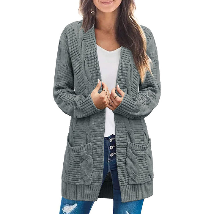 Damstickad jacka med eleganta flät detaljer och praktiska fickor Mirla-Eva Jonsson