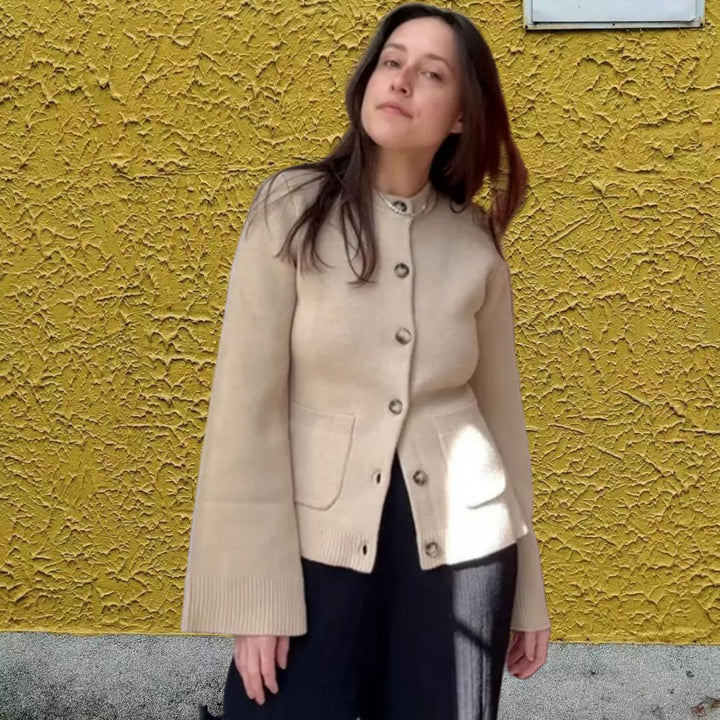 Damstickad jacka med eleganta knappar och moderna fickor Mirla-Eva Jonsson