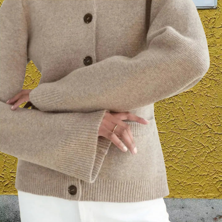 Damstickad jacka med eleganta knappar och moderna fickor Mirla-Eva Jonsson