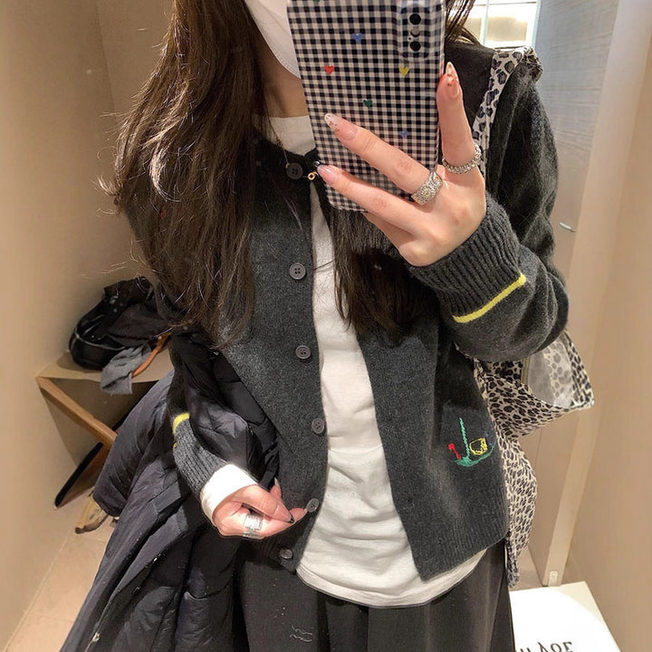 Damstickad jacka med färgglada broderidetaljer och klassiker i oversized design Mirla-Eva Jonsson
