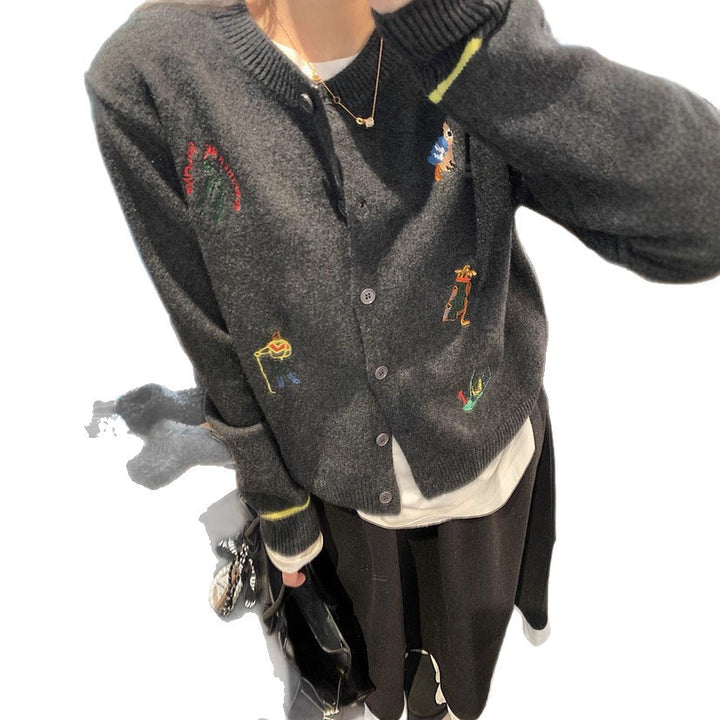 Damstickad jacka med färgglada broderidetaljer och klassiker i oversized design Mirla-Eva Jonsson