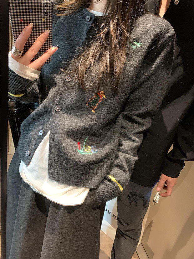 Damstickad jacka med färgglada broderidetaljer och klassiker i oversized design Mirla-Eva Jonsson