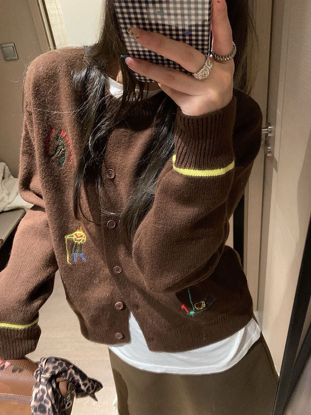 Damstickad jacka med färgglada broderidetaljer och klassiker i oversized design Mirla-Eva Jonsson