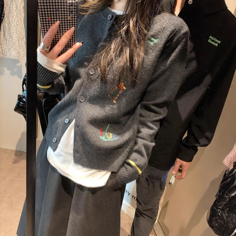 Damstickad jacka med färgglada broderidetaljer och klassiker i oversized design Mirla-Eva Jonsson