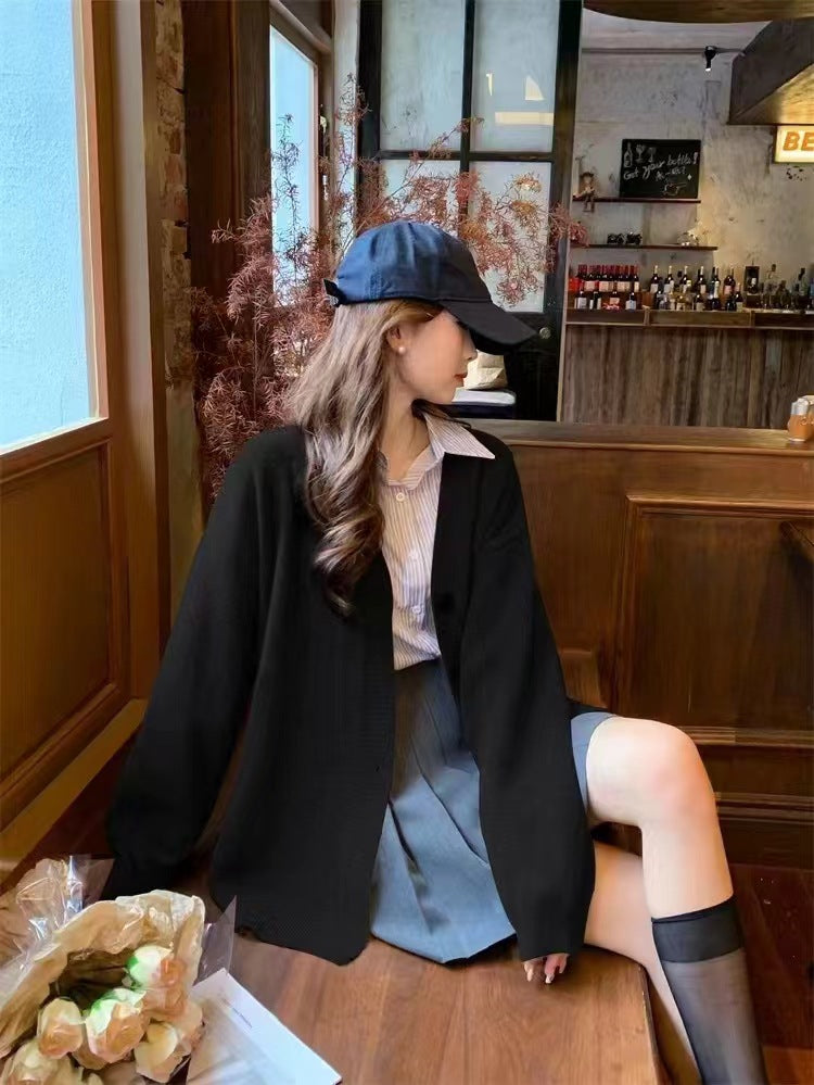 Damstickad jacka med fina knapppdetaljer och mjukt material Mirla-Eva Jonsson