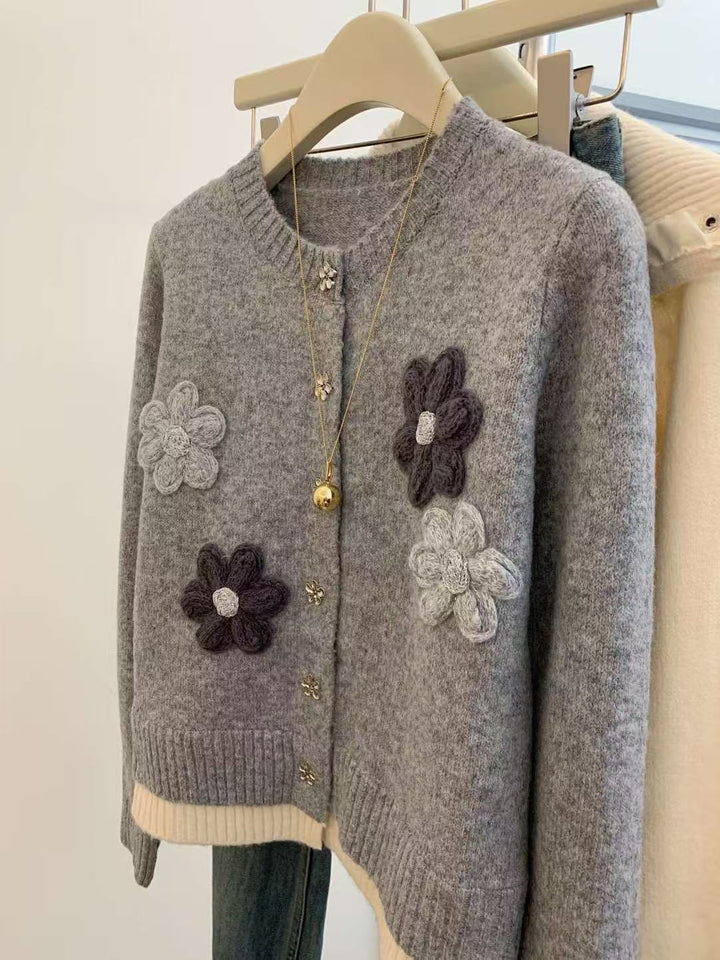 Damstickad jacka med florala applikationer och eleganta knappdetaljer Eva Jonsson-Eva Jonsson