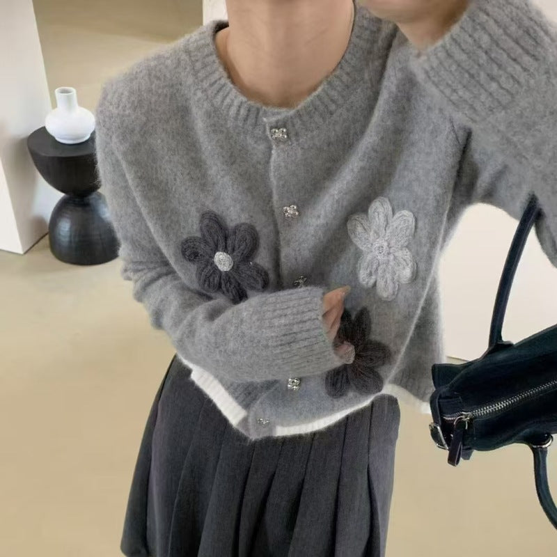 Damstickad jacka med florala applikationer och eleganta knappdetaljer Eva Jonsson-Eva Jonsson