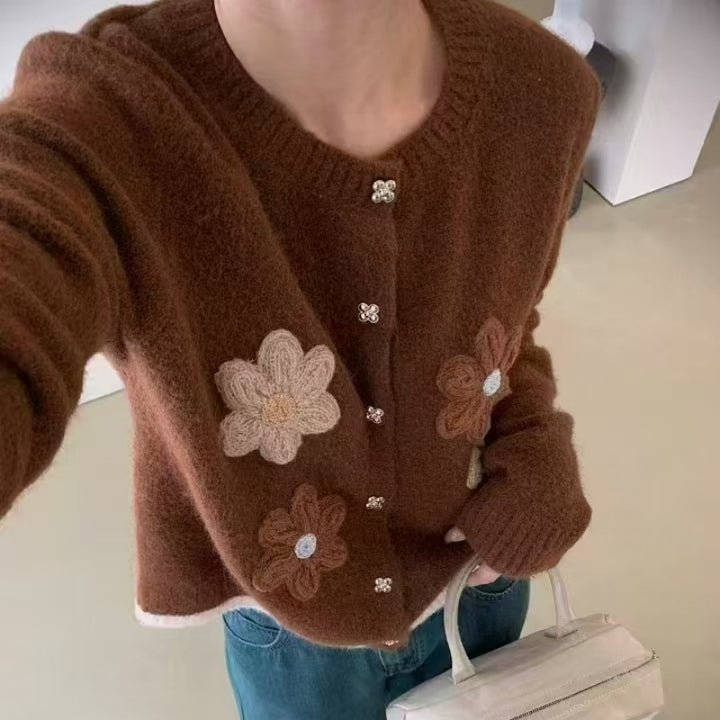 Damstickad jacka med florala applikationer och eleganta knappdetaljer Eva Jonsson-Eva Jonsson