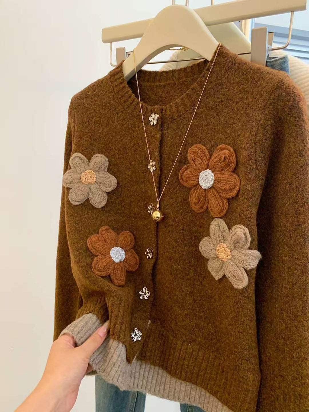 Damstickad jacka med florala applikationer och eleganta knappdetaljer Eva Jonsson-Eva Jonsson