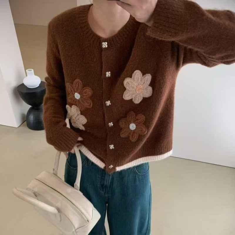 Damstickad jacka med florala applikationer och eleganta knappdetaljer Eva Jonsson-Eva Jonsson