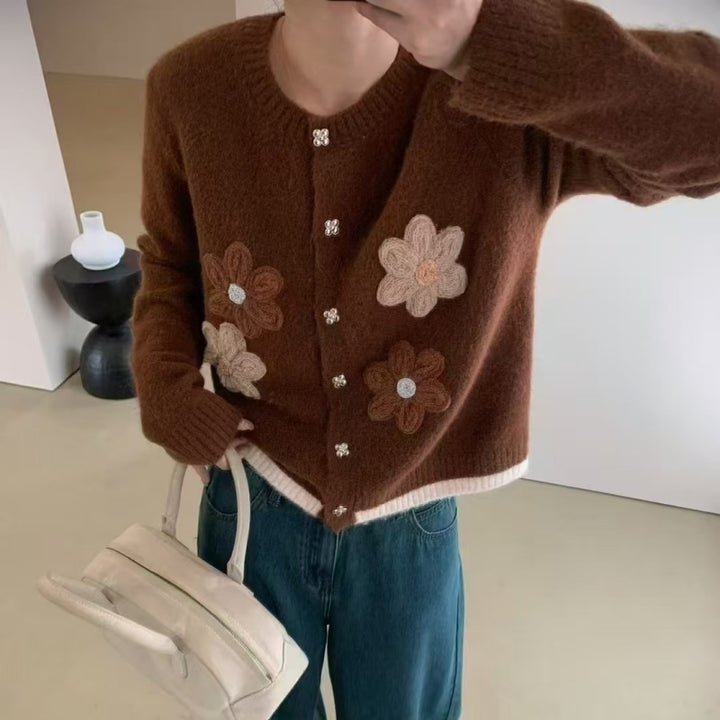 Damstickad jacka med florala applikationer och eleganta knappdetaljer Eva Jonsson-Eva Jonsson