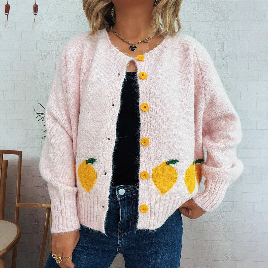 Damstickad jacka med fruktigt motiv och knappdetaljer Mirla-Eva Jonsson