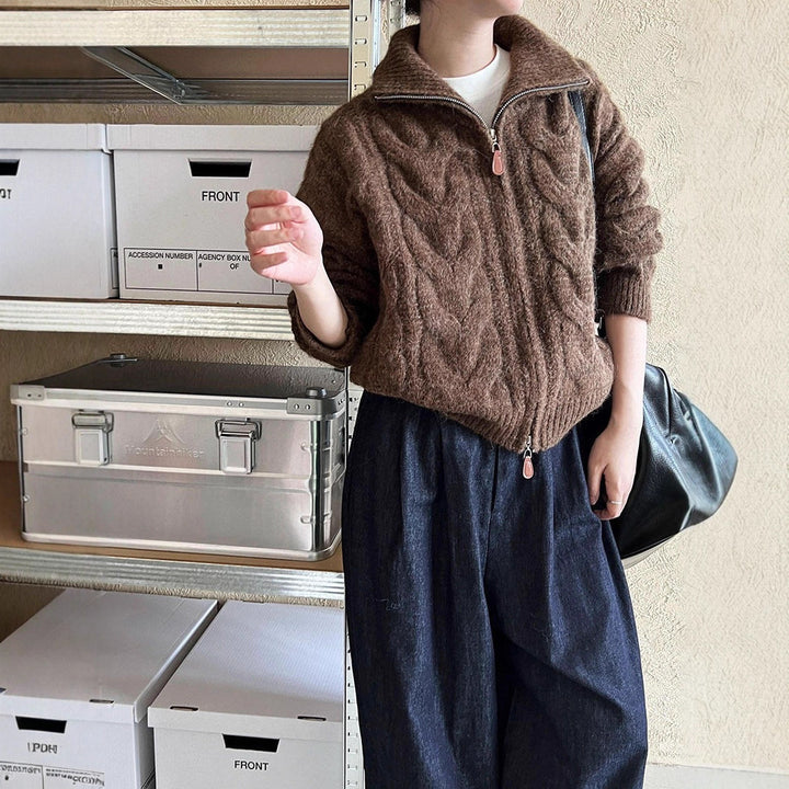 Damstickad jacka med hög krage och elegant flätdesign Mirla-Eva Jonsson
