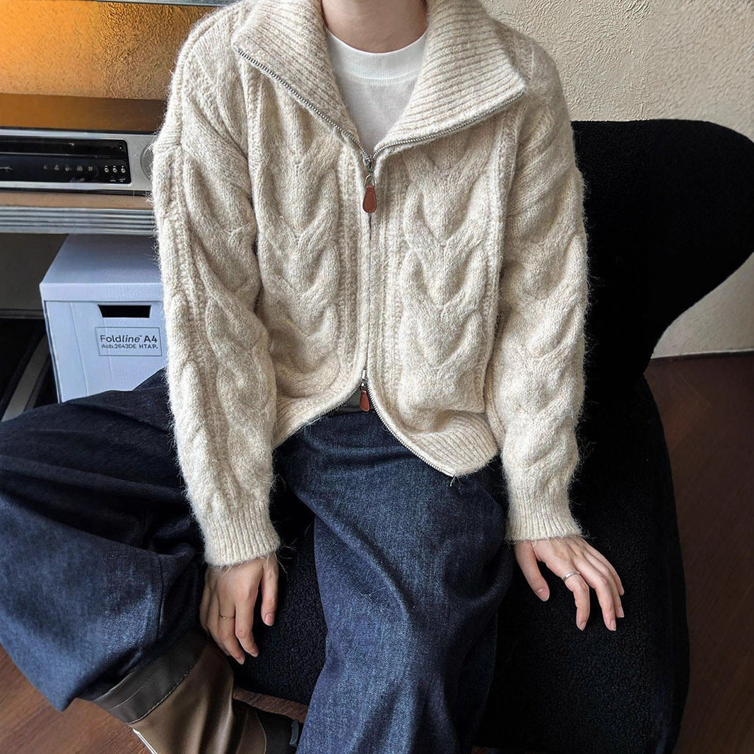 Damstickad jacka med hög krage och elegant flätdesign Mirla-Eva Jonsson
