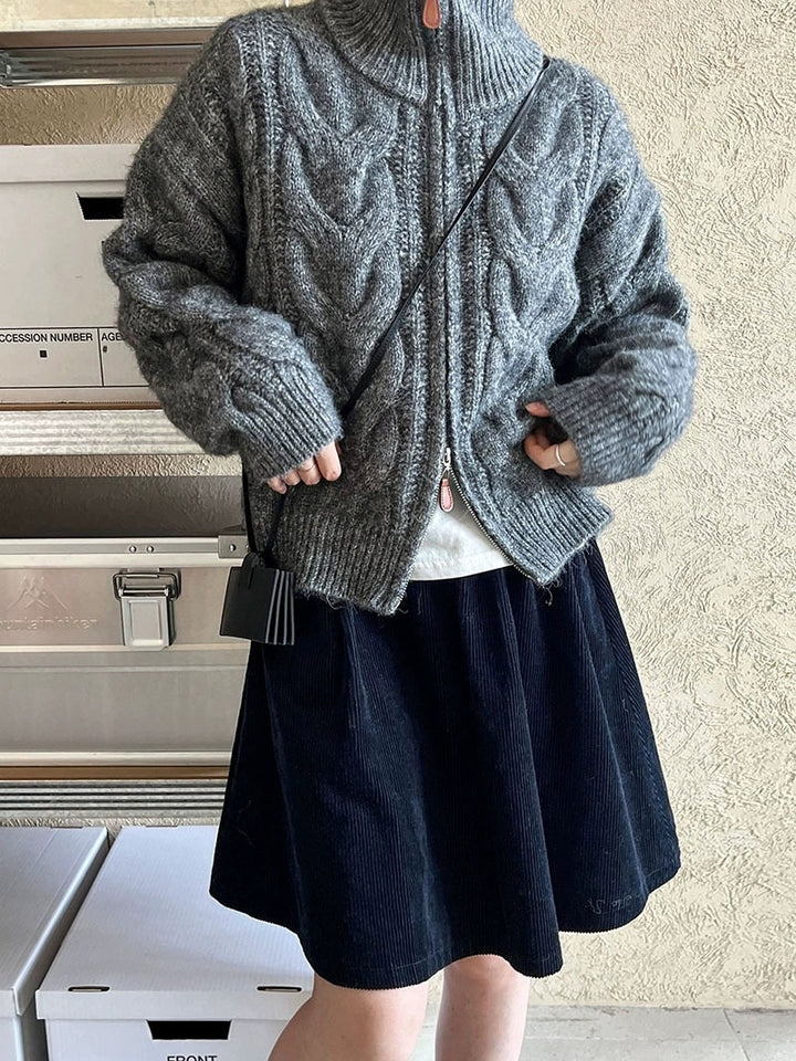 Damstickad jacka med hög krage och elegant flätdesign Mirla-Eva Jonsson