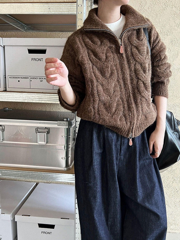 Damstickad jacka med hög krage och elegant flätdesign Mirla-Eva Jonsson