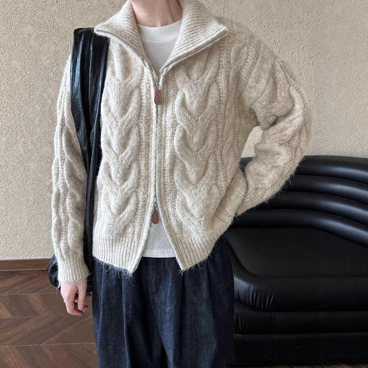 Damstickad jacka med hög krage och elegant flätdesign Mirla-Eva Jonsson