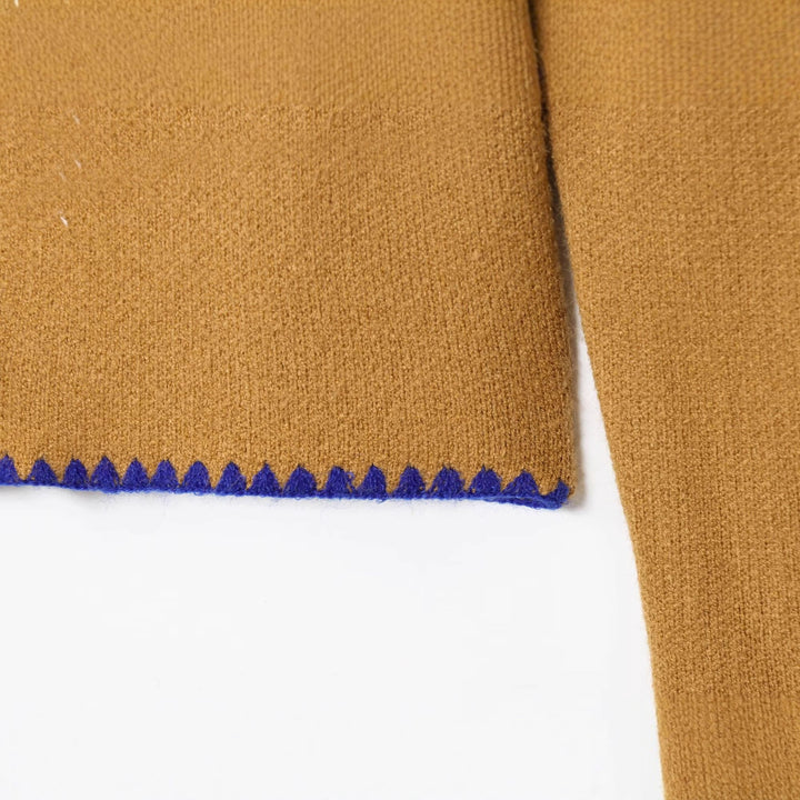 Damstickad jacka med kontrasterande detaljer och elegant knäppning Mirla-Eva Jonsson