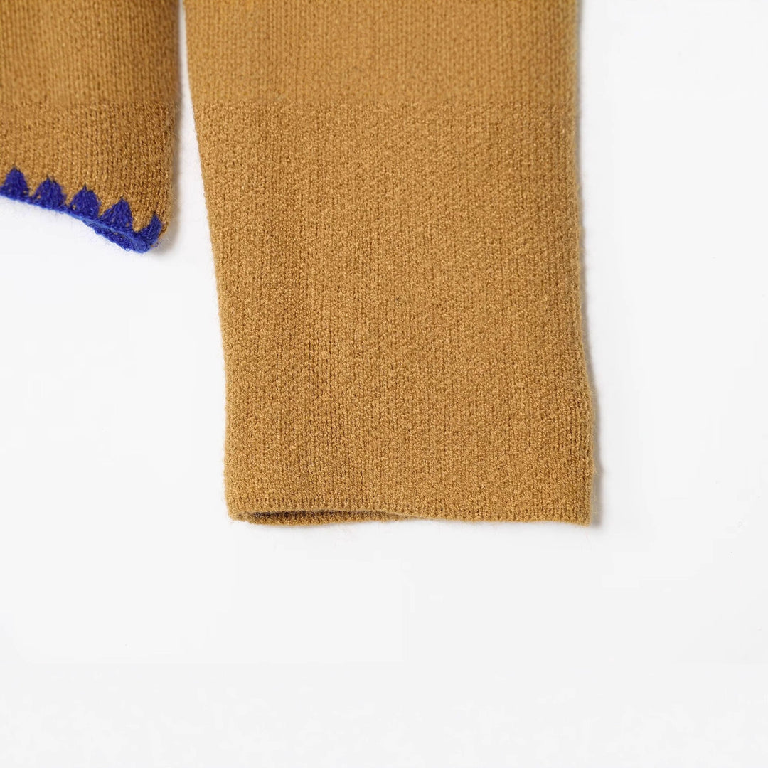 Damstickad jacka med kontrasterande detaljer och elegant knäppning Mirla-Eva Jonsson