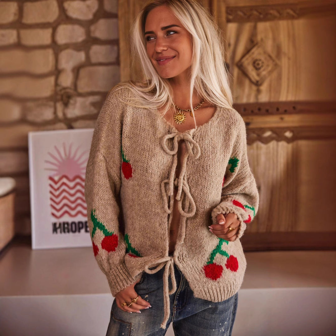 Damstickad jacka med lekfullt körsbärsmotiv och insnitt Mirla-Eva Jonsson