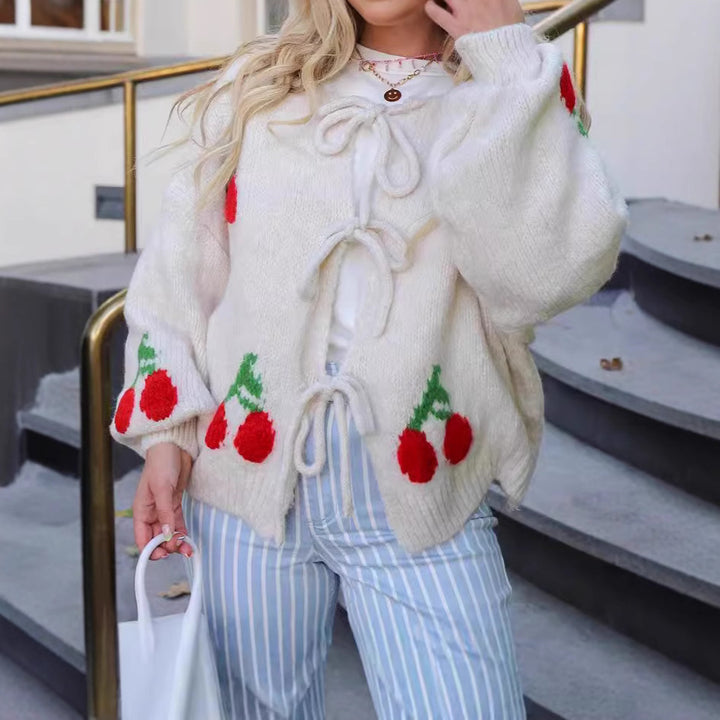 Damstickad jacka med lekfullt körsbärsmotiv och insnitt Mirla-Eva Jonsson