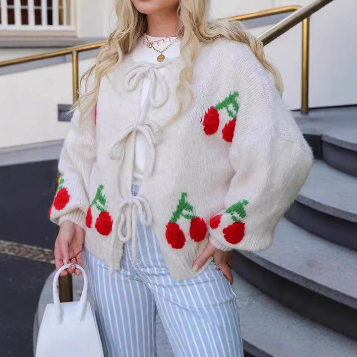 Damstickad jacka med lekfullt körsbärsmotiv och insnitt Mirla-Eva Jonsson