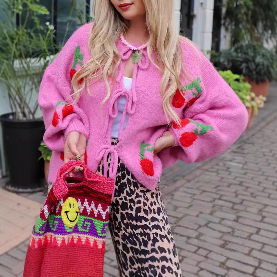 Damstickad jacka med lekfullt körsbärsmotiv och insnitt Mirla-Eva Jonsson