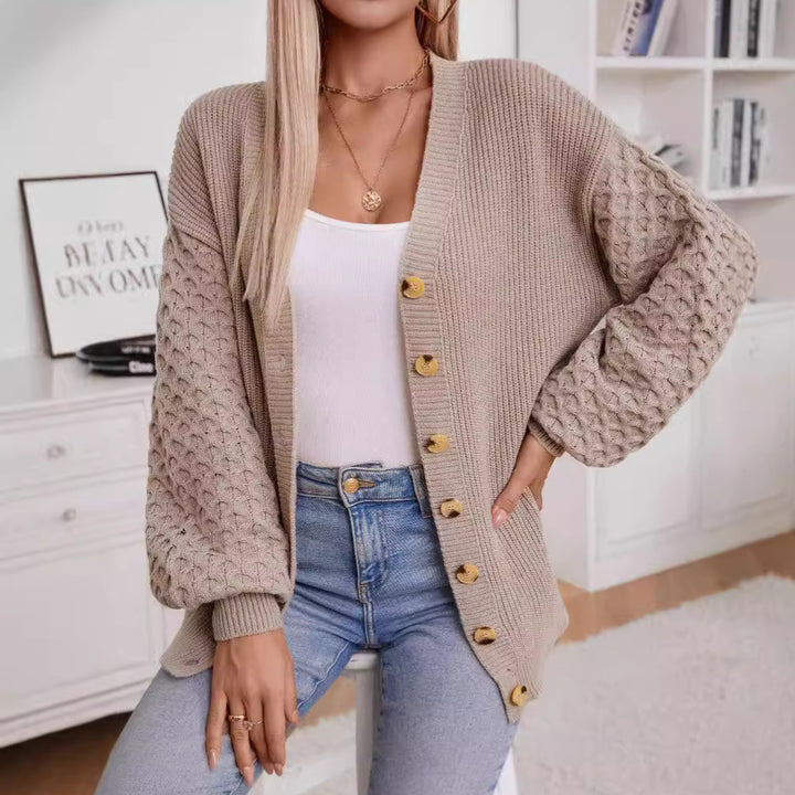 Damstickad jacka med strukturerad ärm och knappdetaljer Eva Jonsson-Eva Jonsson