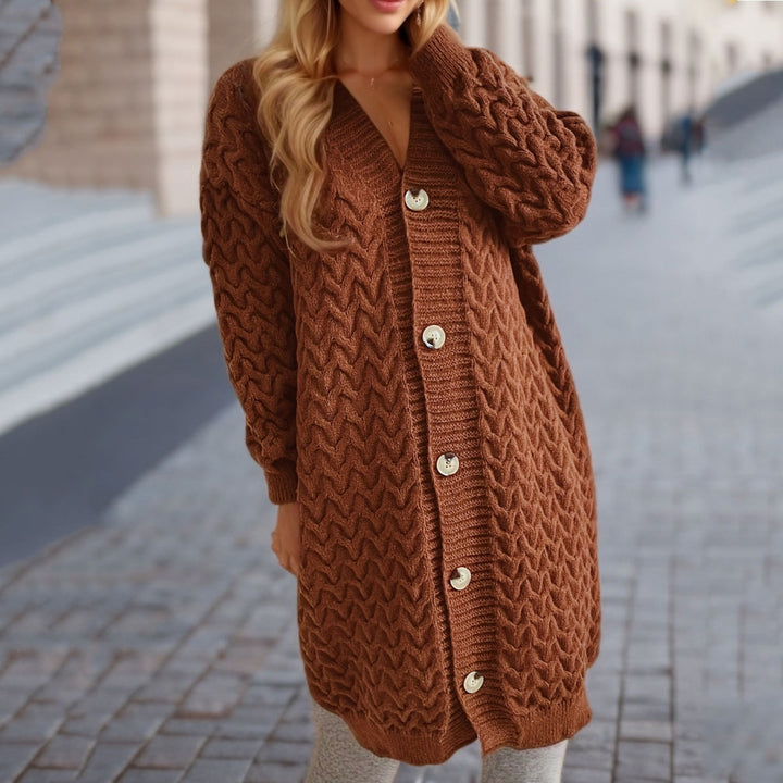 Damstickad jacka med strukturerad flätstickad look och dekorativa knapppdetaljer Eva Jonsson-Eva Jonsson