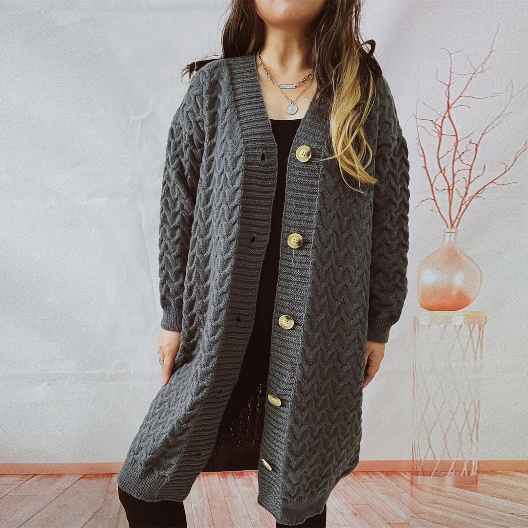 Damstickad jacka med strukturerad flätstickad look och dekorativa knapppdetaljer Eva Jonsson-Eva Jonsson
