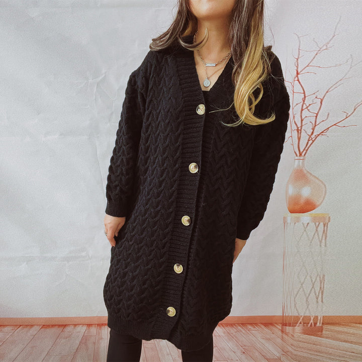 Damstickad jacka med strukturerad flätstickad look och dekorativa knapppdetaljer Eva Jonsson-Eva Jonsson