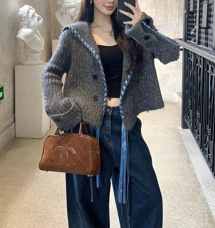 Damstickad jacka med trendiga knappdetaljer och hög krage Mirla-Eva Jonsson