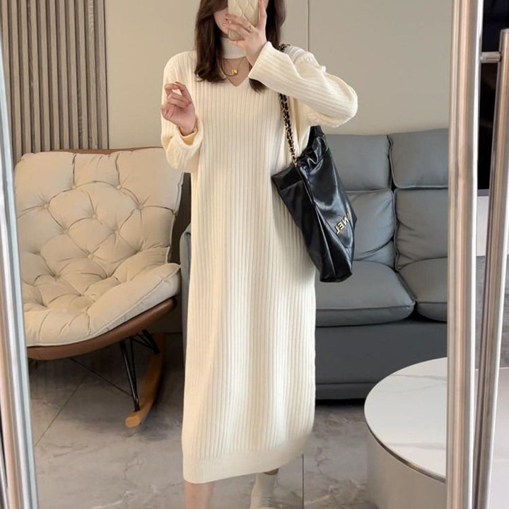 Damstickad klänning med V-ringning och ribbad struktur Eva Jonsson-Eva Jonsson