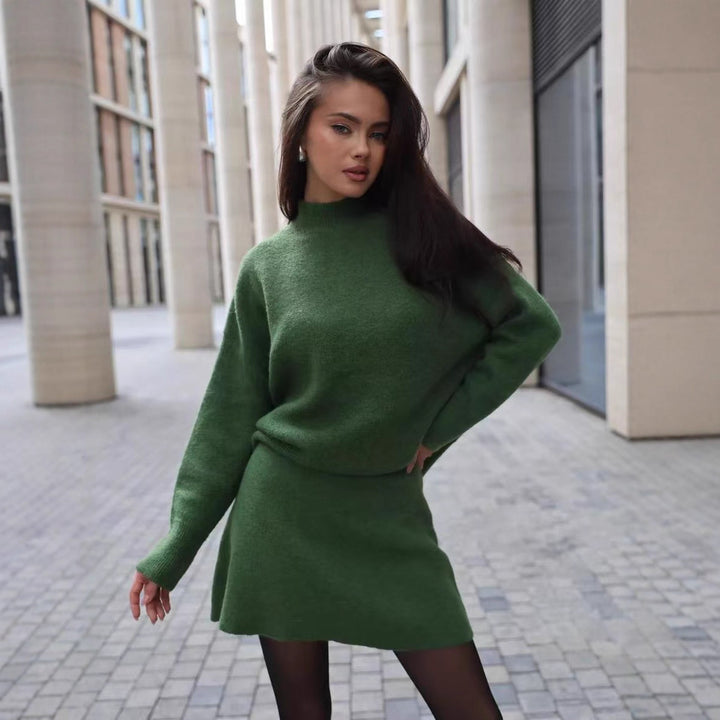 Damstickad klänning med elegant snitt och hög krage Mirla-Eva Jonsson