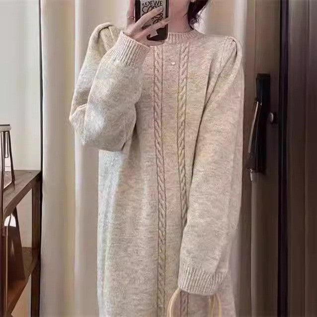 Damstickad klänning med hög stängd design och strukturerad yta Mirla-Eva Jonsson
