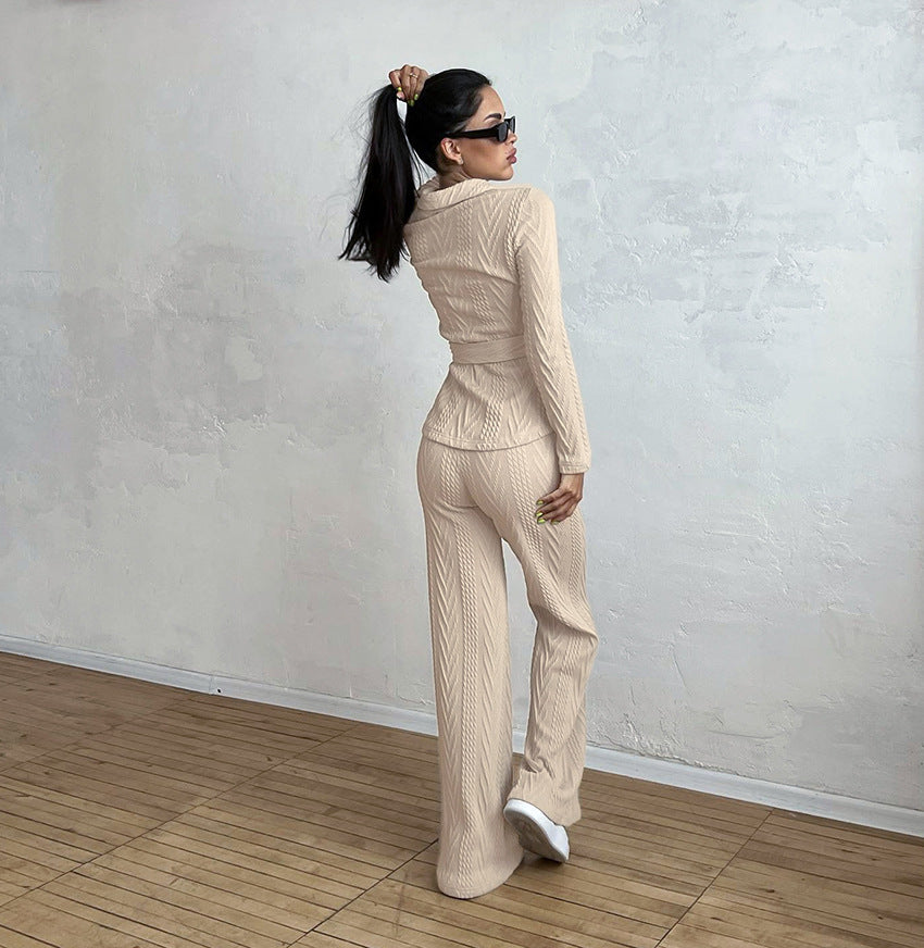 Damstickad kostym i modern stil med eleganta detaljer Mirla-Eva Jonsson