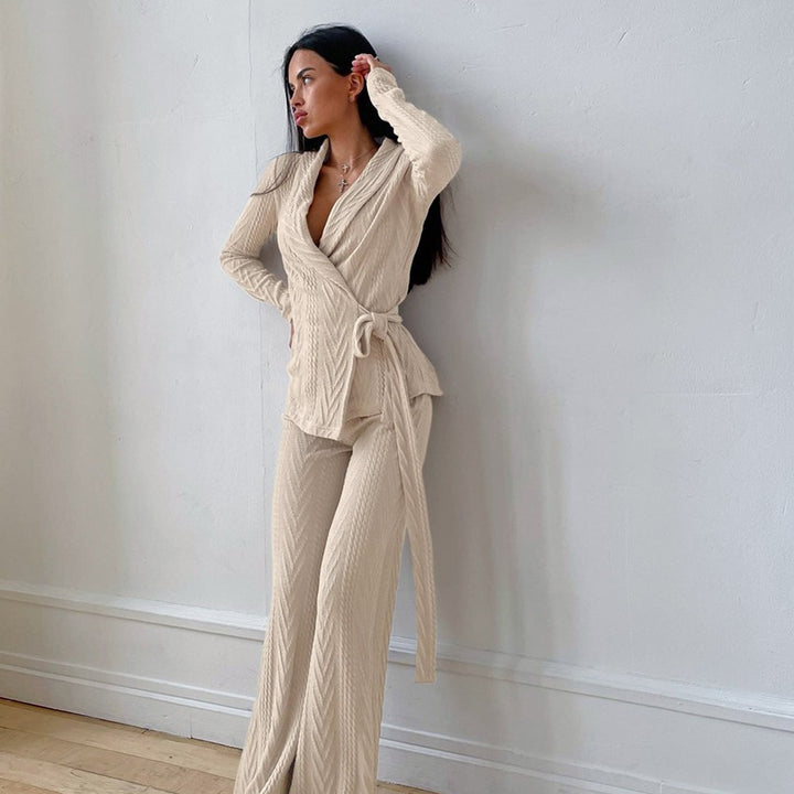 Damstickad kostym i modern stil med eleganta detaljer Mirla-Eva Jonsson