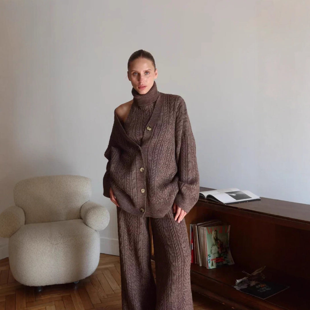 Damstickad loungewear-set med avslappnad passform och mysiga detaljer Mirla-Eva Jonsson